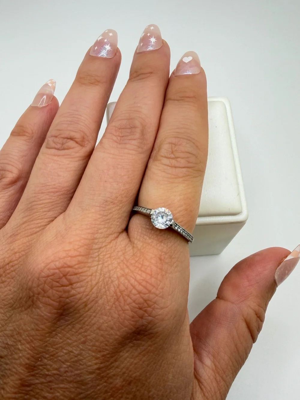 Classic 6mm round cut cubic zirconia ring w/ accent cz stones in stamped 925!